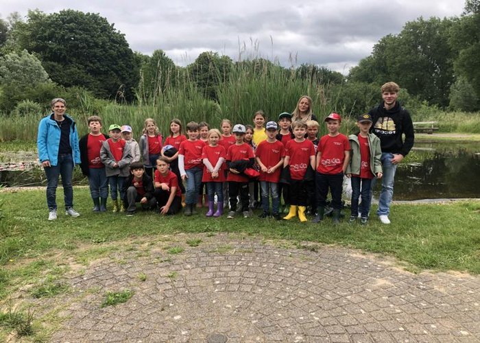 Gruppenfoto Grundschulklasse am Teich