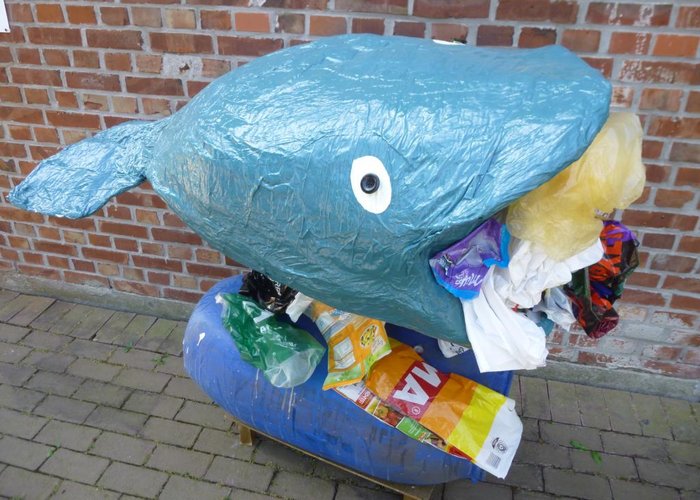 Wal aus Pappmache im Plastikmüll
